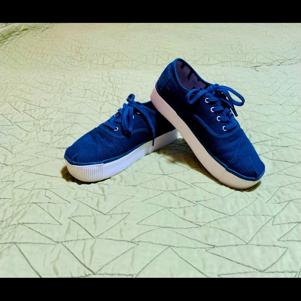 Toms Canvass Platform  ladies shoes